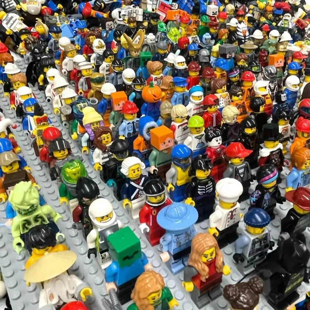 Master Builder’s Pack (2,400 Pieces) + 10 FREE Hand Picked LEGO Mini Figures